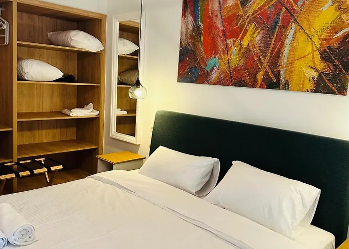 Aristotelous Square N.4 *